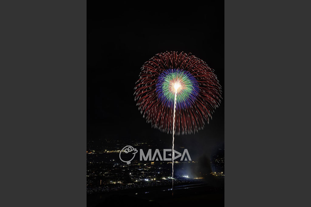 19昇曲付四重芯変化菊-大曲の花火 第97回全国花火競技大会